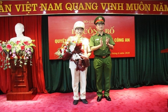 Thứ trưởng Nguyễn Duy Ngọc trao quyết định và chúc mừng Thiếu tướng Tô Văn Huệ.