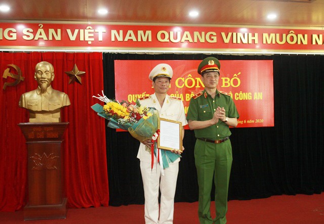 Thứ trưởng Nguyễn Duy Ngọc trao quyết định và chúc mừng Thiếu tướng Trần Minh Lệ.