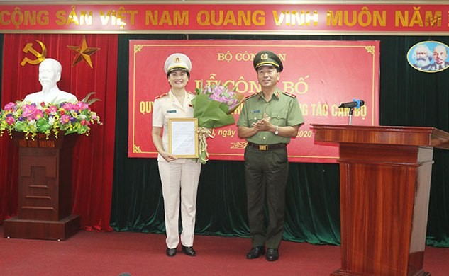 Thứ trưởng Trần Quốc Tỏ trao quyết định cho Thiếu tướng Ngô Thị Hoàng Yến.