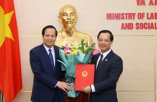 Bộ trưởng Đào Ngọc Dung trao quyết định và chúc mừng tân Tổng cục trưởng Trương Anh Dũng.