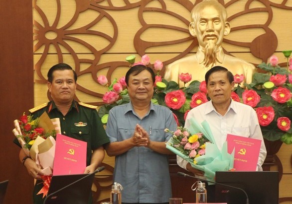 Bí thư Tỉnh ủy Đồng Tháp Lê Minh Hoan trao quyết định và chúc mừng đồng chí Phạm Trung Tuấn và đồng chí Nguyễn Hữu Cương.