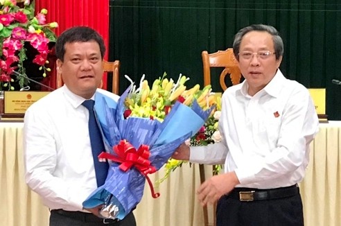 Đồng chí Hoàng Đăng Quang, Bí thư Tỉnh ủy, Chủ tịch HĐND tỉnh Quảng Bình chúc mừng đồng chí Trần Phong.