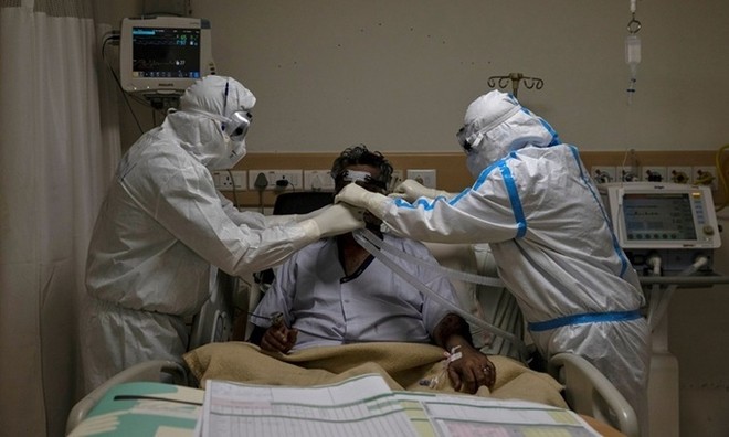 Nhân viên y tế chăm sóc bệnh nhân nhiễm nCoV tại một bệnh viện ở thủ đô New Delhi, Ấn Độ, ngày 28/5. Ảnh: Reuters.