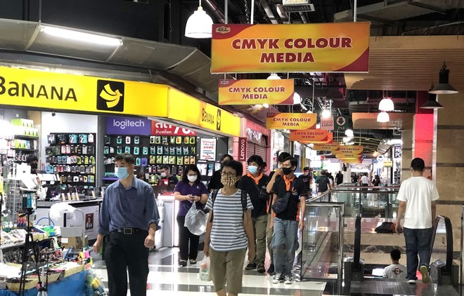 Người dân thủ đô Bangkok đi mua sắm sau khi các biện pháp phong tỏa phòng chống COVID-19 được nới lỏng. (Ảnh: Ngọc Quang/TTXVN).