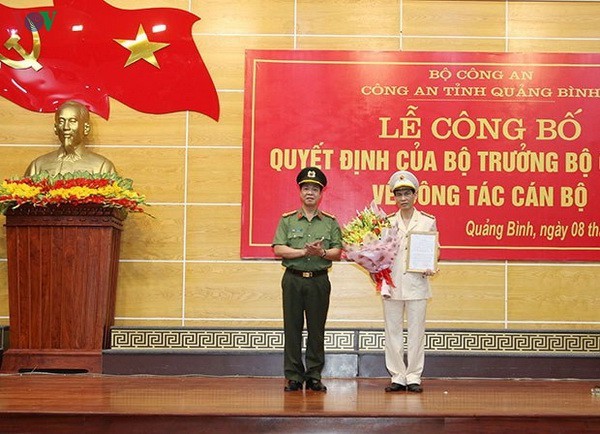 Đại tá Phan Đăng Tĩnh (người cầm hoa) giữ chức vụ Phó Giám đốc Công an tỉnh Quảng Bình.