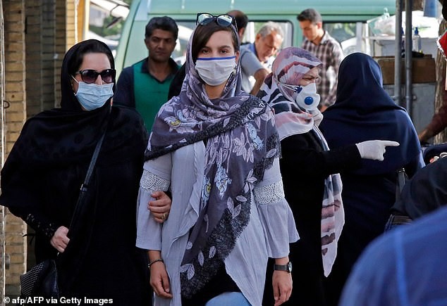 Người dân đeo khẩu trang phòng lây nhiễm COVID-19 tại Cairo, Ai Cập. (Ảnh: THX/TTXVN).