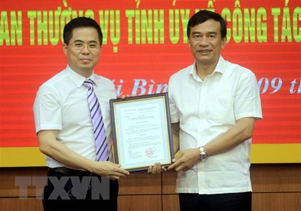 Ông Đặng Trọng Thăng, Chủ tịch UBND tỉnh Thái Bình (bên phải) trao quyết định của Thủ tướng Chính phủ cho ông Nguyễn Hoàng Giang. (Ảnh: Thế Duyệt/TTXVN).