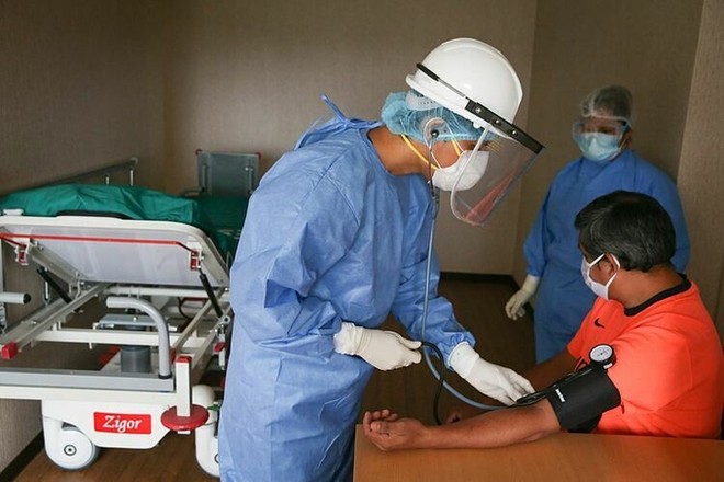 Nhân viên y tế kiểm tra người nhiễm nCoV ở Peru ngày 9/6. Ảnh: Reuters.