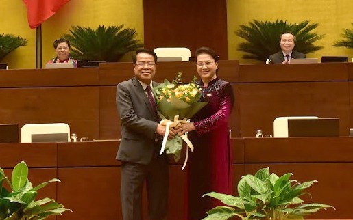 Chủ tịch Quốc hội Nguyễn Thị Kim Ngân tặng hoa chúc mừng ông Dương Thanh Bình.