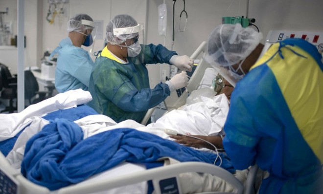 Bác sĩ điều trị cho bệnh nhân tại bệnh viện ở bang Rio de Janeiro hôm 10/6. Ảnh: AFP.