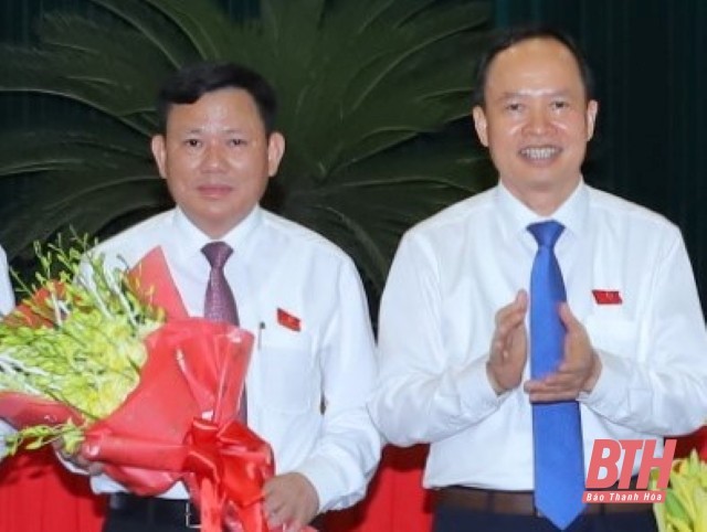 Bí thư Tỉnh ủy, Chủ tịch HĐND tỉnh Thanh Hóa Trịnh Văn Chiến chúc mừng đồng chí Nguyễn Văn Thi.