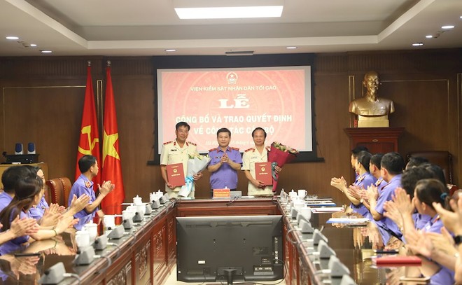 Viện trưởng Viện Kiểm sát nhân dân tối cao trao quyết định và chúc mừng đồng chí Lê Đức Xuân và đồng chí Nguyễn Tiến Sơn.