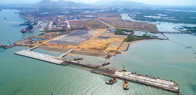 Hệ thống cầu cảng nước sâu quy mô lớn nhất Việt Nam đang được khẩn trương hoàn thành.