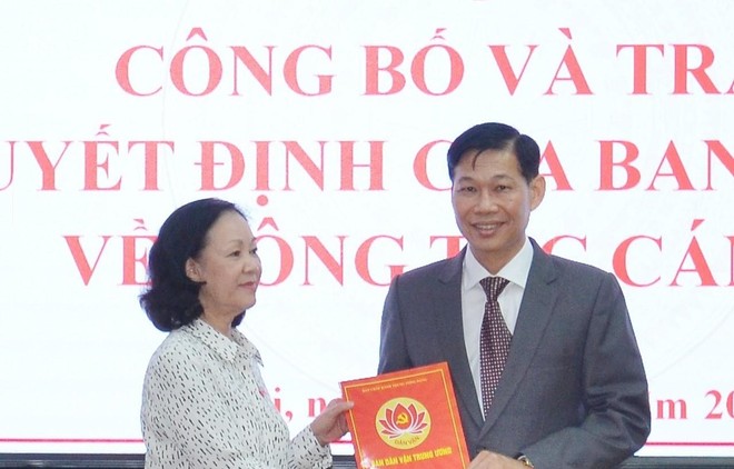 Bà Trương Thị Mai - Trưởng Ban Dân vận Trung ương trao quyết định cho ông Đỗ Văn Phới.