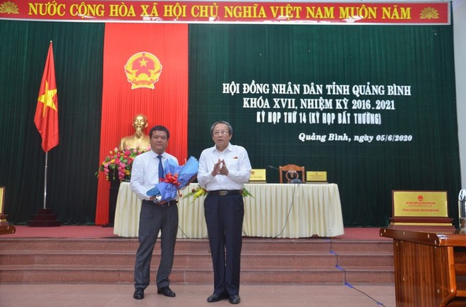 Bí thư Tỉnh ủy Quảng Bình Hoàng Đăng Quang (phải) chúc mừng tân Phó Chủ tịch UBND tỉnh Trần Phong.
