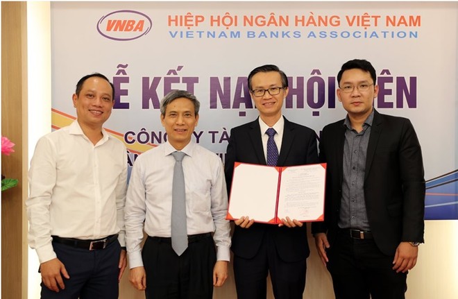 Tổng Thư ký VNBA Nguyễn Toàn Thắng trao quyết định công nhận hội viên chính thức cho FE CREDIT.