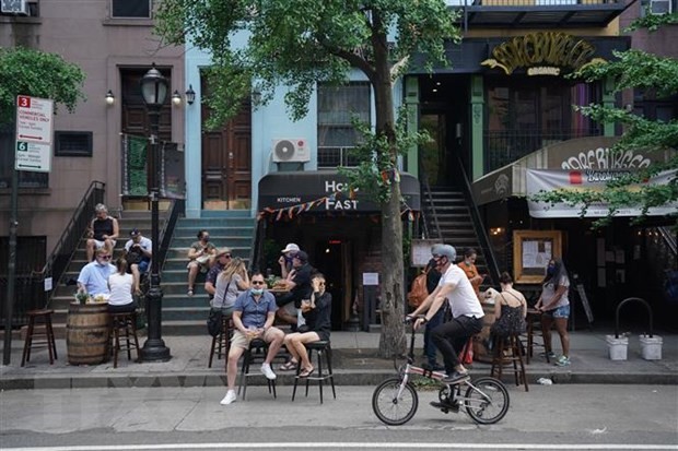 Một quán bar ngoài trời mở cửa trở lại tại New York, Mỹ ngày 7/6/2020. (Ảnh: AFP/TTXVN).