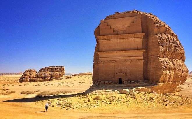Ngôi mộ giữa sa mạc tạc từ khối đá khổng lồ