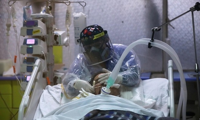 Nhân viên y tế chăm sóc bệnh nhân ở Santiago, Chile ngày 9/6. Ảnh: Reuters. 