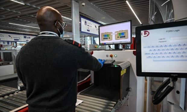 Nhân viên an ninh sử dụng thiết bị giám sát hàng hóa tại một sân bay. (Ảnh minh họa. Nguồn: AFP).