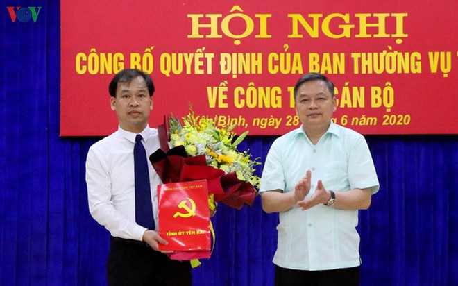 Ông Nguyễn Xuân Trường (người cầm hoa) - tân Chủ tịch UBND huyện Yên Bình
.