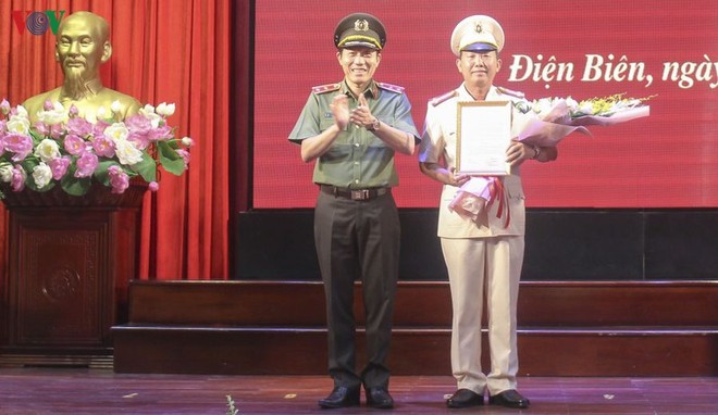 Đại tá Tráng A Tủa (bên phải) được bổ nhiệm giữ chức vụ Giám đốc Công an tỉnh Điện Biên.