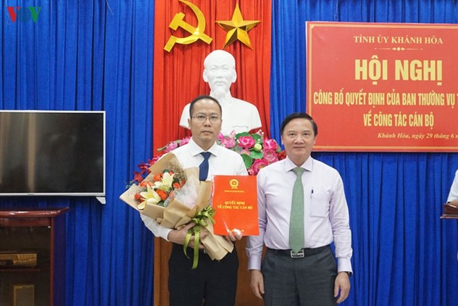 Ông Nguyễn Khắc Hà (bên trái) được điều động, bổ nhiệm làm Trưởng Ban tổ chức Tỉnh ủy Khánh Hòa.