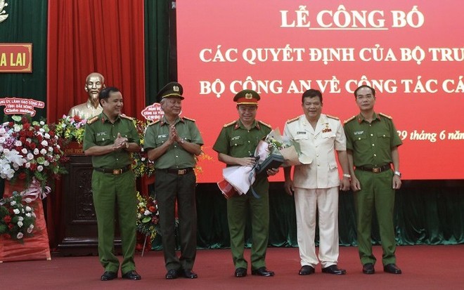 Ông Rah Lan Lâm (áo trắng) được bổ nhiệm giữ chức Giám đốc Công an tỉnh Gia Lai.