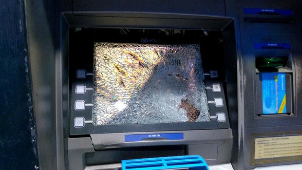 TP.HCM: Bị nuốt thẻ khi rút tiền, thanh niên cầm búa đập vỡ màn hình máy ATM