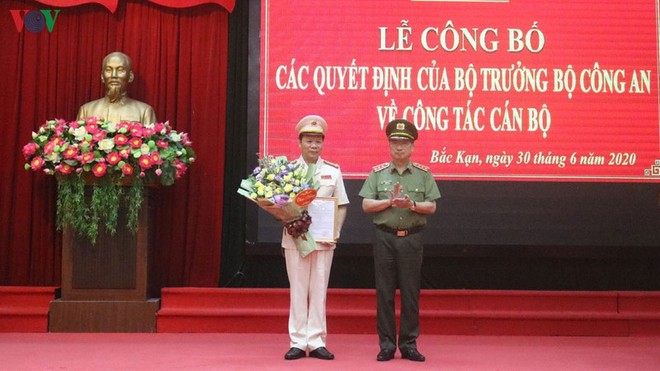 Thượng tướng Nguyễn Văn Thành, Thứ trưởng Bộ Công an trao quyết định cho Đại tá Hà Văn Tuyên - tân Giám đốc Công an tỉnh Bắc Kạn.