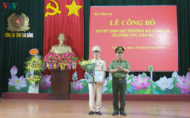 Thượng tướng Nguyễn Văn Thành, Thứ trưởng Bộ Công an trao quyết định điều động, bổ nhiệm đại tá Vũ Hồng Quang vào vị trí Giám đốc Công an tỉnh Cao Bằng.