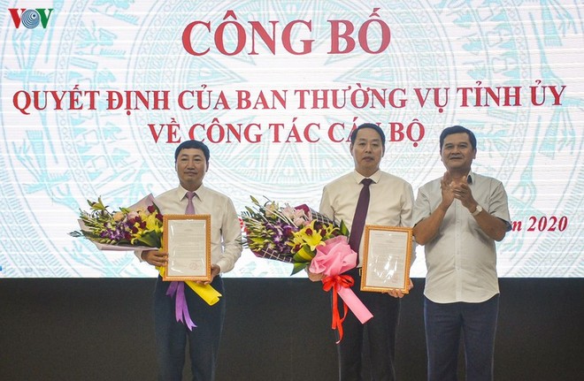 Ông Lò Văn Muôn, Phó Bí thư Thường trực Tỉnh ủy Điện Biên trao quyết định điều động, chỉ định cho ông Phạm Khắc Quân (ngoài cùng bên trái) và ông Hà Quang Trung.