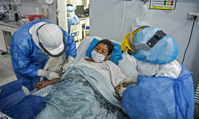 Nhân viên y tế chăm sóc bệnh nhân Covid-19 tại Peru hôm 2/7. Ảnh: AFP.