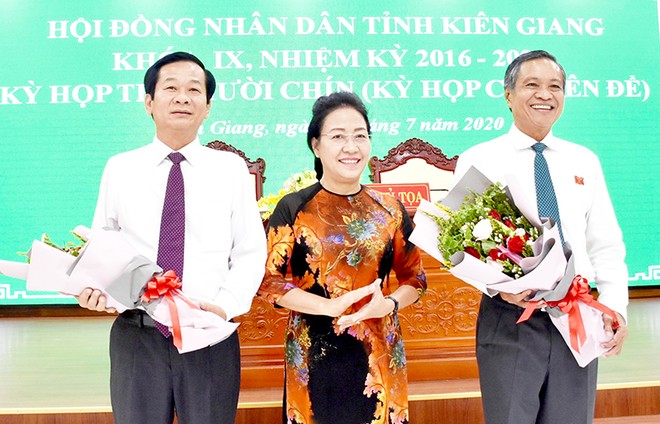 Phó Bí thư Tỉnh ủy, Chủ tịch HĐND tỉnh Kiên Giang Đặng Tuyết Em chúc mừng đồng chí Phạm Vũ Hồng và đồng chí Đỗ Thanh Bình (phía trái).