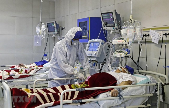 Bệnh nhân COVID-19 được điều trị tại bệnh viện ở Tehran, Iran. (Ảnh: AFP/TTXVN).
