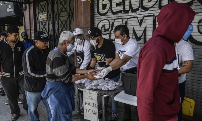 Người dân xếp hàng nhận thực phẩm miễn phí giữa đại dịch Covid-19 ở thủ đô Mexico City của Mexico hôm 9/7. Ảnh: AFP.