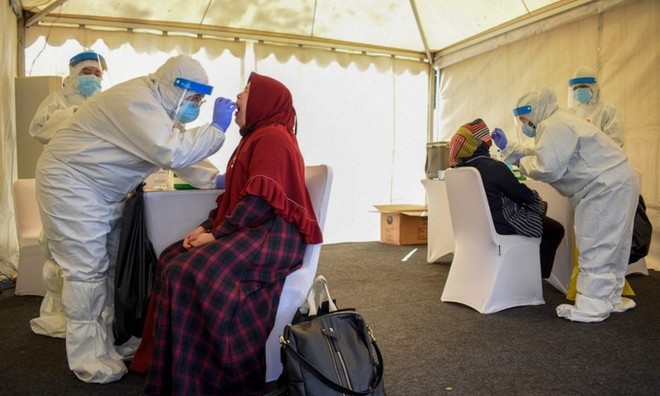 Nhân viên y tế lấy mẫu xét nghiệm cho người dân ở Bandung, Indonesia, hôm 11/7. Ảnh: AFP.