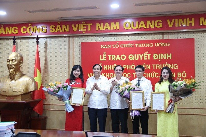 Đồng chí Nguyễn Thanh Bình, đồng chí Lê Vĩnh Tân trao quyết định và chúc mừng các cán bộ được bổ nhiệm.