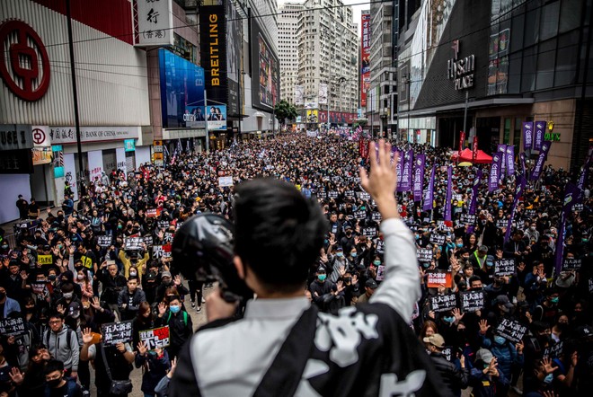 Người dân xuống đường biểu tình tại Hong Kong. (Ảnh: AFP).