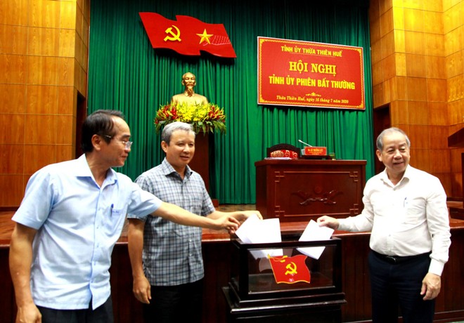 Thường trực Tỉnh ủy Thừa Thiên Huế bỏ phiếu thực hiện các quy trình nhân sự tại hội nghị.