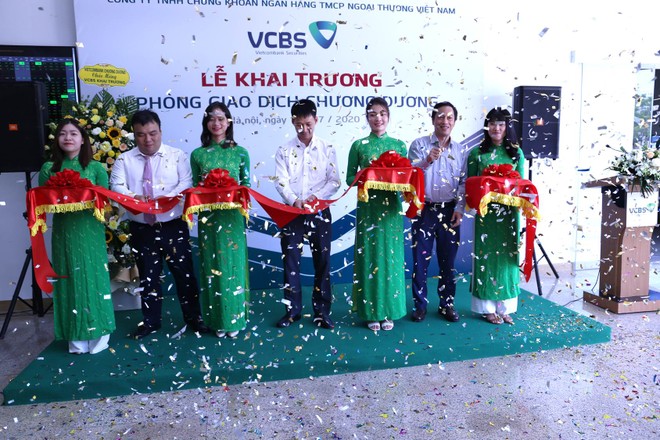 Ông Lê Mạnh Hùng (ảnh giữa) - Giám đốc VCBS, ông Nguyễn Bá Minh - Giám đốc Vietcombank Chương Dương