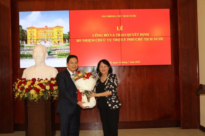 Phó Chủ tịch nước Đặng Thị Ngọc Thịnh trao Quyết định cho ông Nguyễn Dũng Tiến.