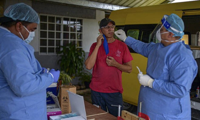 Nhân viên y tế lấy mẫu xét nghiệm nCoV tại Panama hôm 16/7. Ảnh: AFP.
