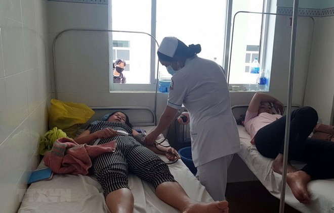 Các bệnh nhân đang được điều trị tại Bệnh viện II Lâm Đồng chiều ngày 20/7. (Ảnh: Chu Quốc Hùng/TTXVN).