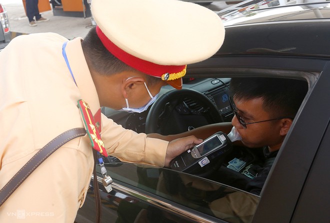 Cán bộ Cục CSGT kiểm tra nồng độ cồn tài xế ôtô trên cao tốc Bắc Giang - Lạng Sơn hồi tháng 6.