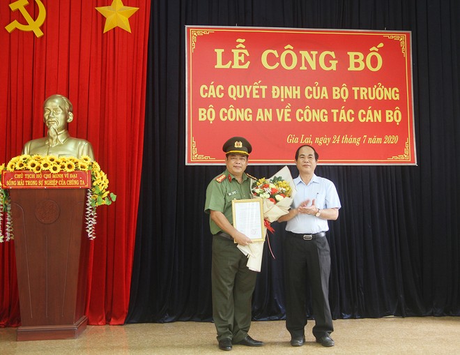 Phó Bí thư Tỉnh ủy, Chủ tịch UBND tỉnh Võ Ngọc Thành trao quyết định của Ban Thường vụ Tỉnh ủy cho Đại tá Rah Lan Lâm. Ảnh: Gia Lai Online.