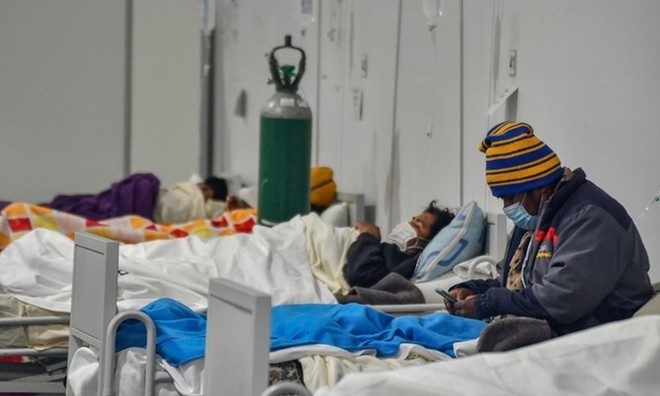 Các bệnh nhân Covid-19 được điều trị tại một bệnh viện ở thành phố Arequipa, phía nam Peru hôm 23/7. Ảnh: AFP.