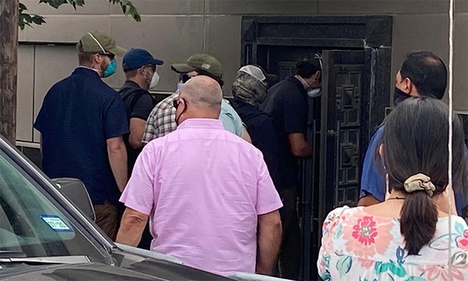Nhóm nam giới phá cửa sau và đi vào trong tổng lãnh sự quán Trung Quốc tại Houston, Texas, ngày 24/7. Ảnh: Reuters.