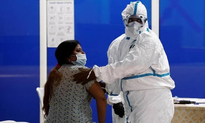 Nhân viên y tế Ấn Độ và bệnh nhân tại một trung tâm chăm sóc cho người nhiễm nCoV ở thủ đô New Delhi ngày 20/7. Ảnh: Reuters.
