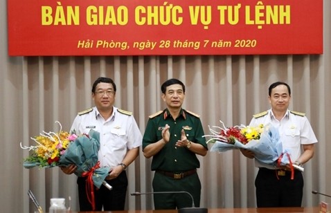 Thượng tướng Phan Văn Giang chúc mừng đồng chí Phạm Hoài Nam và đồng chí Trần Thanh Nghiêm.